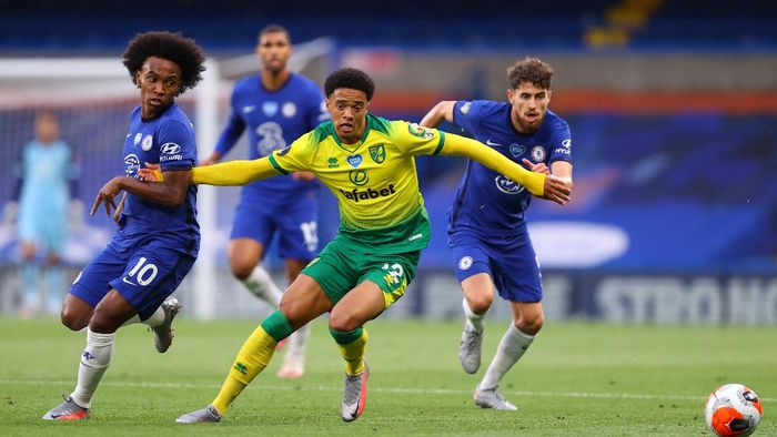 Chelsea vs Norwich City LONDON, ENGLAND - JULY 14: Willian of Chelsea tussles with Jamal Lewis of Norwich City during the Premier League match between Chelsea FC and Norwich City at Stamford Bridge on July 14, 2020 in London, England. Football Stadiums around Europe remain empty due to the Coronavirus Pandemic as Government social distancing laws prohibit fans inside venues resulting in all fixtures being played behind closed doors. (Photo by Julian Finney/Getty Images)