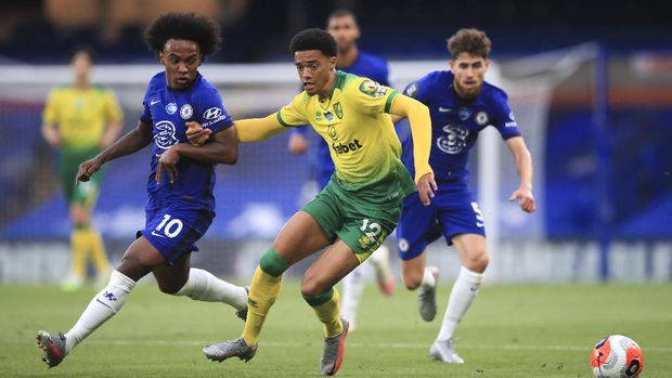 Norwich City's Jamal Lewis, centre, and Chelsea's Willian battle for the ball during the English Premier League soccer match between Chelsea and Norwich City at Stamford Bridge in London, England, Tuesday, July 14, 2020. (AP Photo/Adam Davy,Pool)