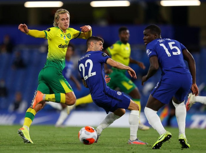 LONDON, ENGLAND - JULY 14: Todd Cantwell of Norwich City is challenged by Christian Pulisic and Kurt Zouma of Chelsea during the Premier League match between Chelsea FC and Norwich City at Stamford Bridge on July 14, 2020 in London, England. Football Stadiums around Europe remain empty due to the Coronavirus Pandemic as Government social distancing laws prohibit fans inside venues resulting in all fixtures being played behind closed doors. (Photo by Richard Heathcote/Getty Images)