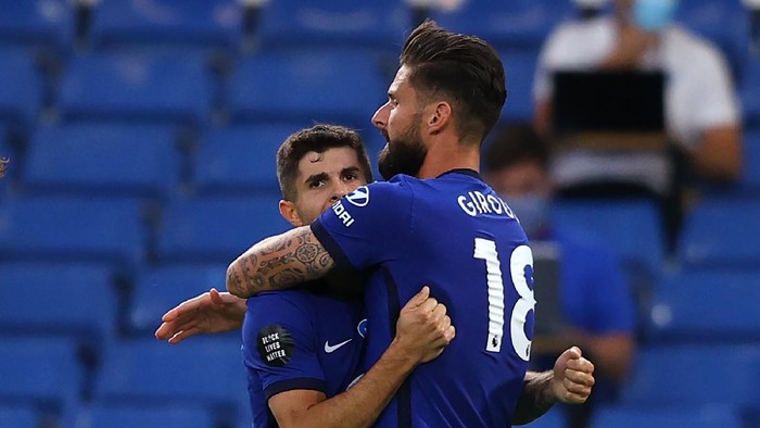 LONDON, ENGLAND - JULY 14: Olivier Giroud of Chelsea celebrates after scoring his sides first goal with Christian Pulisic  during the Premier League match between Chelsea FC and Norwich City at Stamford Bridge on July 14, 2020 in London, England. Football Stadiums around Europe remain empty due to the Coronavirus Pandemic as Government social distancing laws prohibit fans inside venues resulting in all fixtures being played behind closed doors. (Photo by Richard Heathcote/Getty Images)