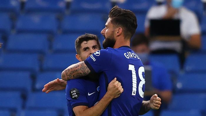 christian pulisic olivier giroud chelsea vs norwich city premier league liga inggris LONDON, ENGLAND - JULY 14: Olivier Giroud of Chelsea celebrates after scoring his sides first goal with Christian Pulisic during the Premier League match between Chelsea FC and Norwich City at Stamford Bridge on July 14, 2020 in London, England. Football Stadiums around Europe remain empty due to the Coronavirus Pandemic as Government social distancing laws prohibit fans inside venues resulting in all fixtures being played behind closed doors. (Photo by Richard Heathcote/Getty Images)
