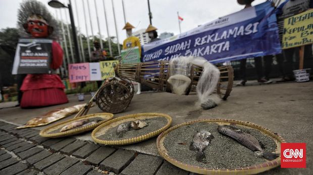 Aktivis yang tergabung dalam Koalisi Rakyat untuk Keadilan Perikanan (KIARA) melakukan aksi damai di depan gedung Balai Kota, Jakarta, Rabu, 15 Juli 2020. Dalam aksinya, KIARA mendesak Gubernur DKI Jakarta, Anies Baswedan ubtuk mencabut Keputusan Gubernur DKI Jakarta Nomor 237 Tahun 2020 tentang Izin Pelaksanaan Perluasan kawasan rekreasi Dunia Fantasi (Dufan) seluas kurang lebih 35 hektar dan kawasan rekreasi Taman Impian Ancol Timur seluas kurang lebih 120 hektar. CNN Indonesia/Bisma Septalisma