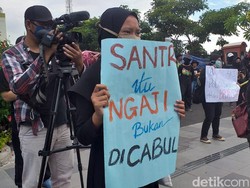 Di Depan Polisi, Massa Minta Anak Kiai Jombang Diduga Cabuli Santri Ditangkap