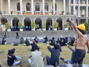 Mahasiswa UGM Usung Keranda Hitam, Tuntut Pemerataan Potongan UKT