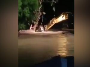 Detik-detik Ekskavator Selamatkan Warga di Banjir Masamba