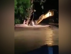 Detik-detik Ekskavator Selamatkan Warga di Banjir Masamba