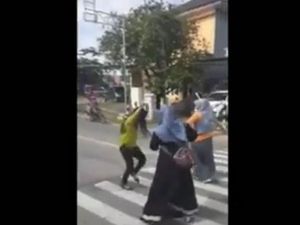 Emak-emak di Mamuju Joget di Jalan Raya, Siap-siap Kena Sanksi