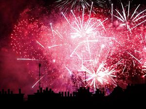 Pesta Kembang Api Hiasi Langit Paris, Ada Apa?