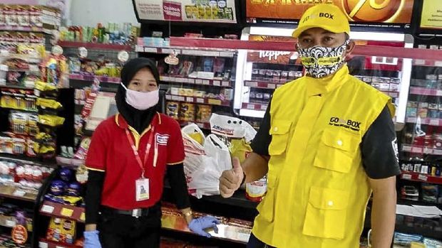 Bersama Yayasan Anak Bangsa Bisa (YABB) dan Alfamart, Gojek memberikan paket bantuan bahan pokok (sembako) guna meringankan beban biaya harian 10 ribu mitra driver GoSend dan GoBox yang tersebar di 16 kota, yaitu Jabodetabek, Bandung, Karawang, Serang, Yogyakarta, Semarang, Surabaya, Solo, Tasikmalaya, Purwakarta, Malang, Medan, Palembang, Makassar, Cirebon, dan Bali.