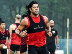 Mau Rebut Bola dari Hulk, Pemain Ini Dibikin Mental 2 Meter