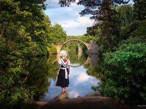 Keren! Wanita Ini Keliling Dunia Pakai Baju Tradisional