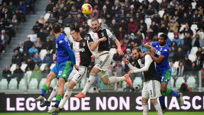 TURIN, ITALY - DECEMBER 01:  (C) Leonardo Bonucci of Juventus heads the ball during the Serie A match between Juventus and US Sassuolo at  on December 1, 2019 in Turin, Italy.  (Photo by Pier Marco Tacca Getty Images)