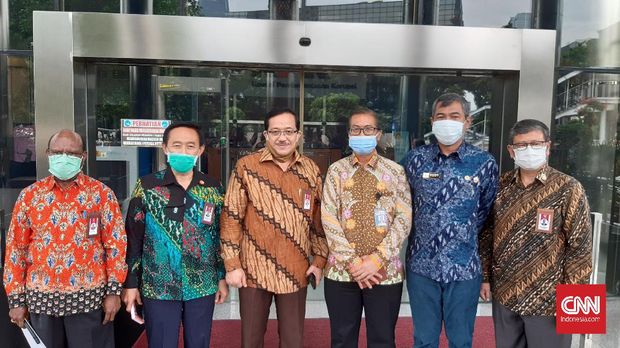 Komisi Aparatur Sipil Negara (KASN) menyambangi kantor Komisi Pemberantasan Korupsi (KPK), Kuningan, Rabu (15/7). Ketua KASN Agus Pramusinto mengatakan pertemuan tersebut dilakukan guna membahas kerja sama antarkedua lembaga, termasuk soal alih status pegawai KPK.