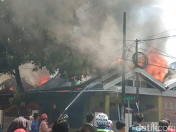 Diduga Korsleting Listrik, 8 Rumah di Maros Sulsel Dilahap Si Jago Merah