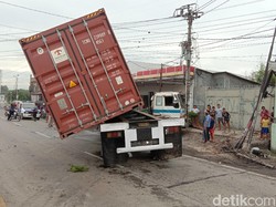Tabrakan dengan Pikap dan Motor, Truk Kontainer Ini Nyaris Terguling