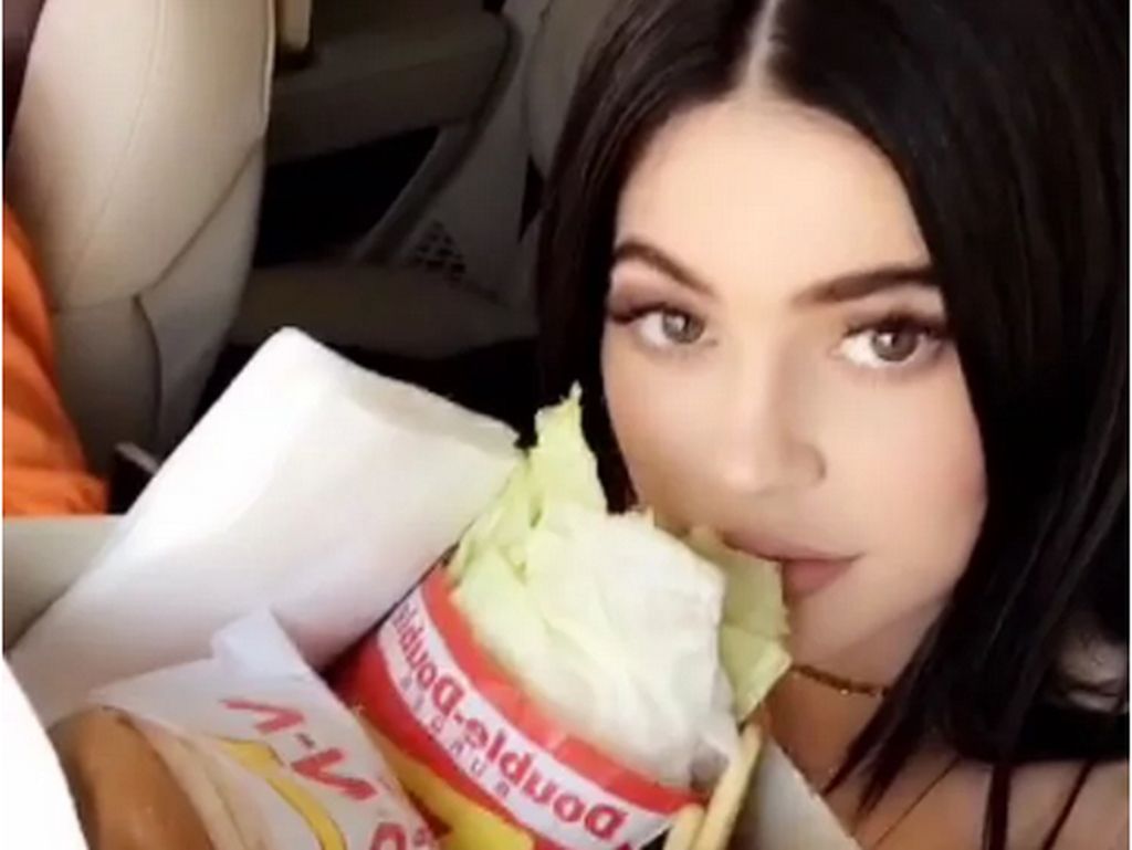 Menu Sarapan Pemicu Asam Lambung hingga Kylie Jenner Heboh Makan Mie Instan Menu Sarapan Pemicu Asam Lambung hingga Kylie Jenner Heboh Makan Mie Instan