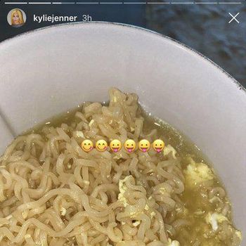 Kylie Jenner makan mie instan