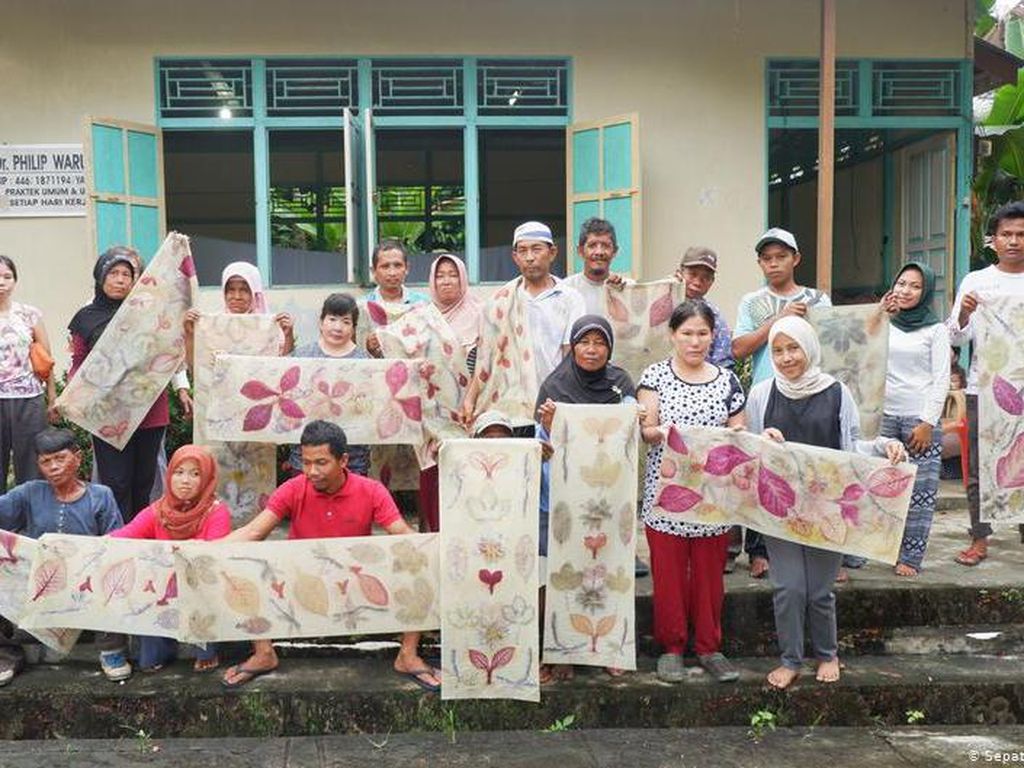 Lawan Stigma, Penyintas Kusta Singkawang Bikin Sepatu Ramah Lingkungan Lawan Stigma, Penyintas Kusta Singkawang Bikin Sepatu Ramah Lingkungan