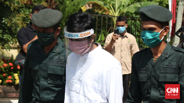 Terpidana hukuman cambuk di Aceh menggunakan masker wajah untuk menghindari penularan virus corona. (CNN Indonesia/Dani Randi)