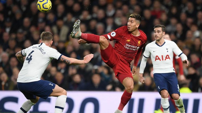LONDON, ENGLAND - JANUARY 11:  Roberto Firmino of Liverpool controls the ball during the Premier League match between Tottenham Hotspur and Liverpool FC at Tottenham Hotspur Stadium on January 11, 2020 in London, United Kingdom. (Photo by Shaun Botterill/Getty Images)