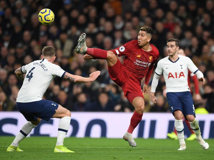 LONDON, ENGLAND - JANUARY 11:  Roberto Firmino of Liverpool controls the ball during the Premier League match between Tottenham Hotspur and Liverpool FC at Tottenham Hotspur Stadium on January 11, 2020 in London, United Kingdom. (Photo by Shaun Botterill/Getty Images)