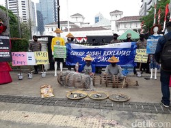 Bawa Ikan Busuk, KIARA Demo Tolak Reklamasi Ancol di Depan Kantor Anies