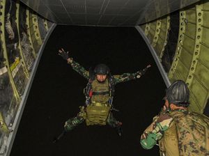 Melihat Aksi Prajurit Marinir Melakukan Terjun Tempur Malam Hari