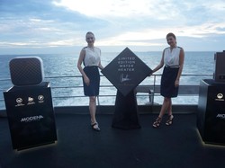 Mandi Air Hangat Sambil Nikmati Elegannya Water Heater Bertabur Berlian