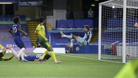 Meski terus menekan dan melepaskan banyak tembakan, tim besutan Frank Lampard baru bisa mencetak gol di penghujung babak pertama. Adalah Olivier Giroud yang merobek gawang Norwich.