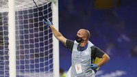 Kru menyemprotan disinfektan ke tiang gawang untuk mencegah penyerana virus Corona.