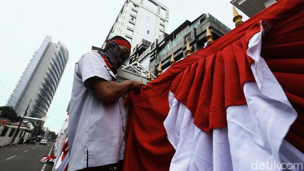 Ornamen Merah Putih Mulai Hiasi Perkantoran di Jakarta