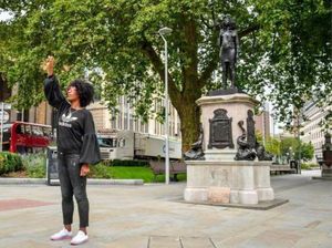 Patung Pendemo Black Lives Matter Muncul di Inggris Patung Pendemo Black Lives Matter Muncul di Inggris