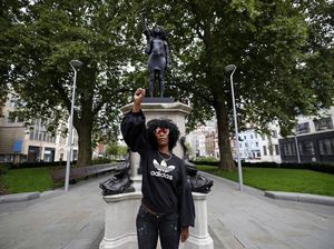 Patung Pendemo Black Lives Matter yang Tuai Kontroversi di Inggris Diturunkan Patung Pendemo Black Lives Matter yang Tuai Kontroversi di Inggris Diturunkan