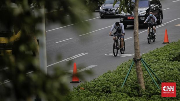 Warga menggunakan sepeda di jalur khusus sepeda di kawasan Jalan Sudirman, Jakarta, Rabu, 15 Juli 2020. Pemprov DKI akan meniadakan jalur sepeda di Jalan Jenderal Sudirman hingga Jalan MH Thamrin setiap hari Minggu. CNN Indonesia/Adhi Wicaksono