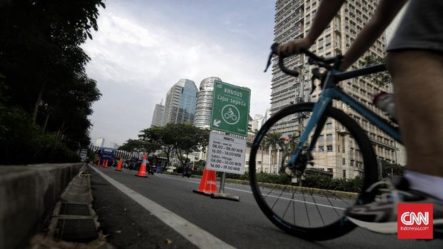 Warga menggunakan sepeda di jalur khusus sepeda di kawasan Jalan Sudirman, Jakarta, Rabu, 15 Juli 2020. Pemprov DKI akan meniadakan jalur sepeda di Jalan Jenderal Sudirman hingga Jalan MH Thamrin setiap hari Minggu. CNN Indonesia/Adhi Wicaksono