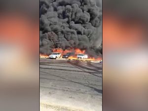 Video Kobaran Api Akibat Pipa Minyak Mentah Terbakar di Mesir Video Kobaran Api Akibat Pipa Minyak Mentah Terbakar di Mesir