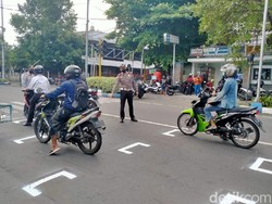 Pengendara di Jombang Diwajibkan Jaga Jarak dan Pakai Masker