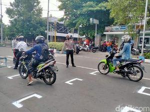Pengendara di Jombang Diwajibkan Jaga Jarak dan Pakai Masker Pengendara di Jombang Diwajibkan Jaga Jarak dan Pakai Masker