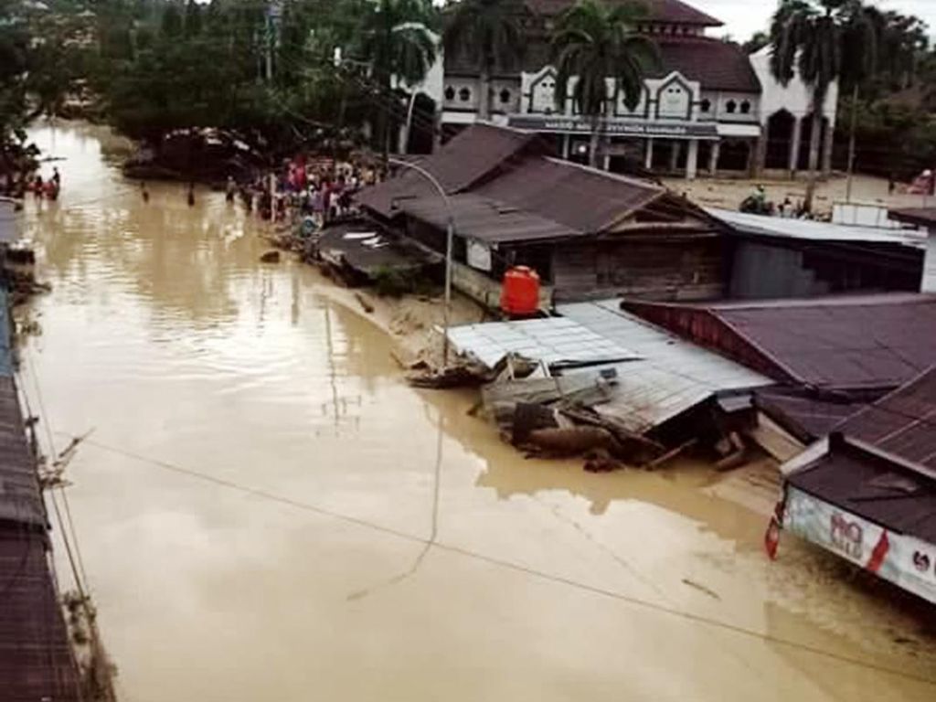 Video Penampakan Sisa Keganasan Banjir Bandang di Luwu Utara Video Penampakan Sisa Keganasan Banjir Bandang di Luwu Utara