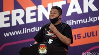 Saat Ketua DKPP Membetulkan Posisi Masker