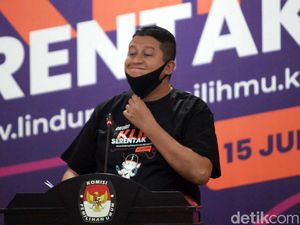 Saat Ketua DKPP Membetulkan Posisi Masker