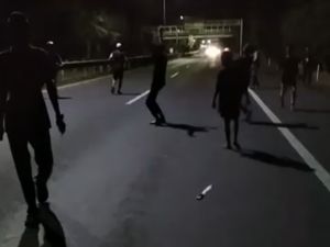 Dor! Polisi Lepas Tembakan ke Udara saat Bubarkan Tawuran di Makassar Dor! Polisi Lepas Tembakan ke Udara saat Bubarkan Tawuran di Makassar