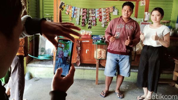 Senyum Manis Daniella Ladeni Foto Bareng Pelanggan Angkringan