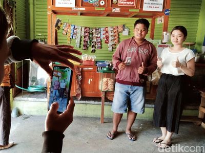 Senyum Manis Daniella Ladeni Foto Bareng Pelanggan Angkringan