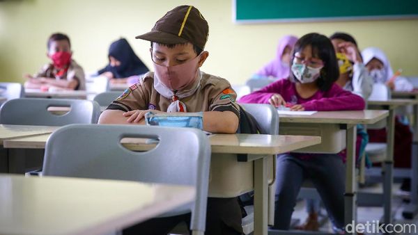 Suasana Tes Mutasi Siswa Sekolah Dasar di Jakarta