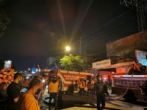 Video Toko Kimia di Solo Terbakar, Pemadam Sesak Nafas