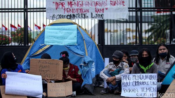 Tolak Omnibus Law, Mapala Gelar Tenda di Depan Gedung DPR