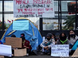 Tolak Omnibus Law, Mapala Gelar Tenda di Depan Gedung DPR