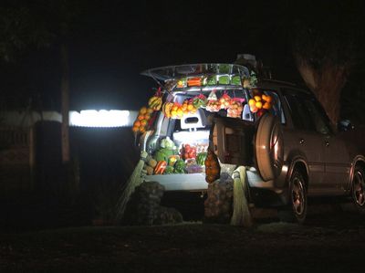 Warga Zimbabwe Ramai-ramai Jualan di Mobil Saat Pandemi