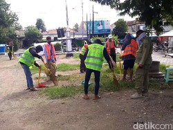 Emak-emak Ngeyel Tak Bermasker Disanksi Nyapu Alun-alun Kendal
